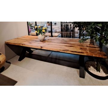 Masa din lemn de stejar salbatic, cu picioare metalice, Artemis Rustic Irregular Stejar Bassano